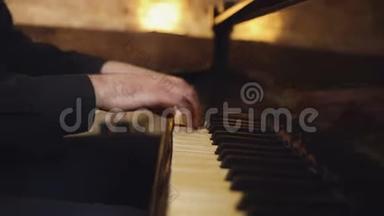 弹古典<strong>钢琴</strong>。 专业音乐家<strong>钢琴</strong>家手中的<strong>钢琴</strong>钥匙。 手
